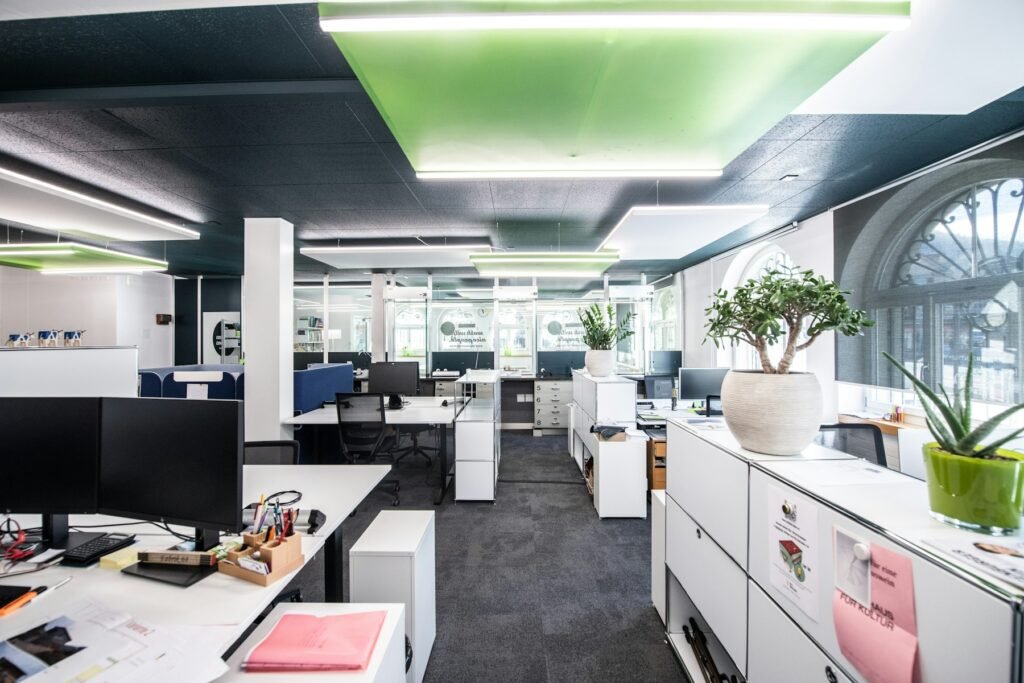 Sauberes Büro mit Arbeitsplätzen – Unterhaltsreinigung Kanton Zürich
